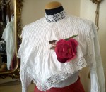 camicia antica con fiore&nbsp;fucsia