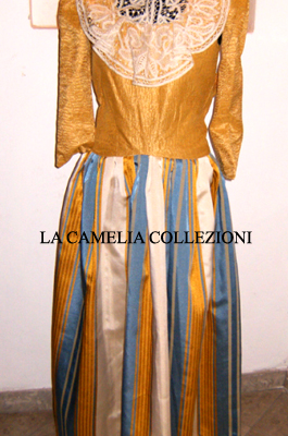 vestiti rinascimentali - vestiti stile 700 - vestiti in tessuto broccato - bicolore ocra e gonna rigata - la camelia collezioni