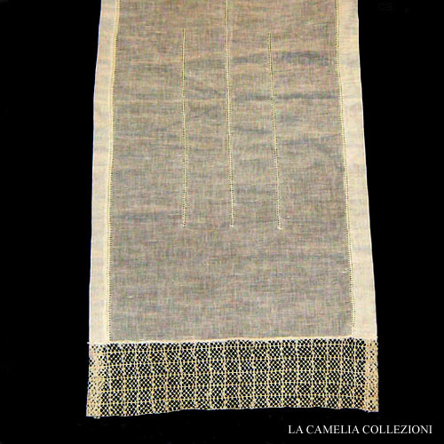 tenda -a-vetro-campione04 con-applicazione-di-pizzo-cogne-la-camelia-collezioni