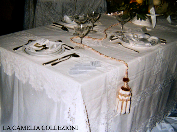 tavola imbandita - allestimento tavolacon portale frutta - la camelia collezioni