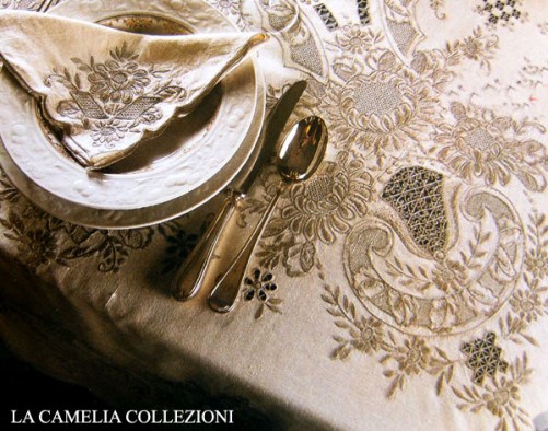 tovaglia in puro lino con ricami stile barocco a punto pieno ed inserti ad ago color fumè