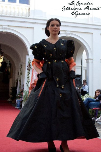 abiti antichi indossati - "La Camelia Collezioni"