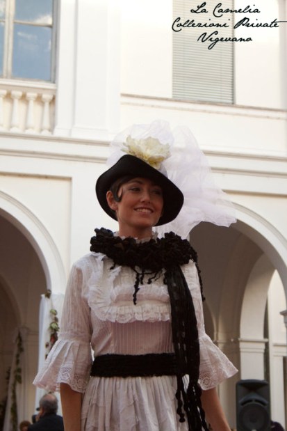 abiti antichi indossati - "La Camelia Collezioni"