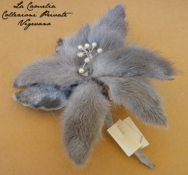 fiori di stoffa decorativi per abiti e cappelli - "La Camelia Collezioni"