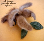 fiori di stoffa decorativi per abiti e cappelli – “La Camelia Collezioni”