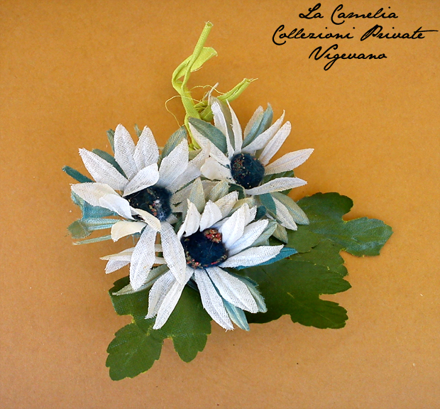fiori di stoffa decorativi per abiti e cappelli - "La Camelia Collezioni"