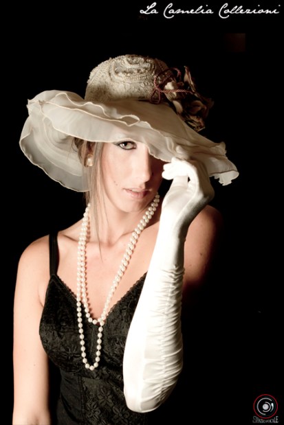 corsetto elasticizzato in pizzo con guanti in raso bianco e cappello in chiffon