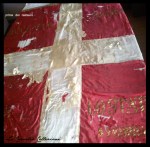 prima del restauro, segni evidenti di lacerazione su&nbsp;seta