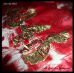 prima del restauro, segni evidenti di lacerazione su seta e particolare su lettere in lamina&nbsp;oro