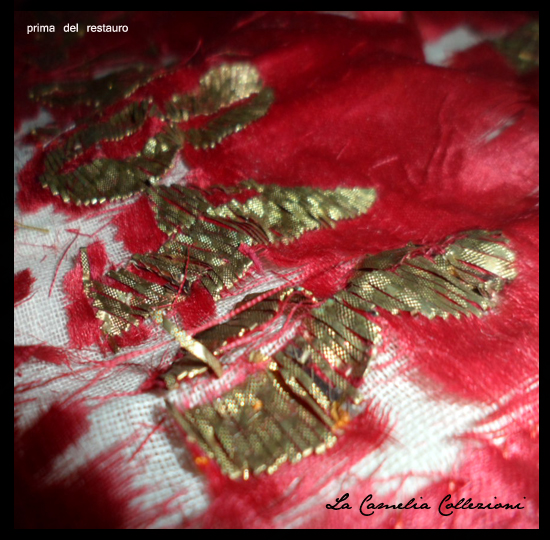 prima del restauro, segni evidenti di lacerazione su seta e particolare su lettere in lamina oro
