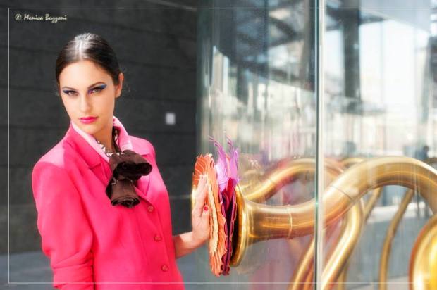 minigonna bianca e giacca fucsia con borsa Pfister