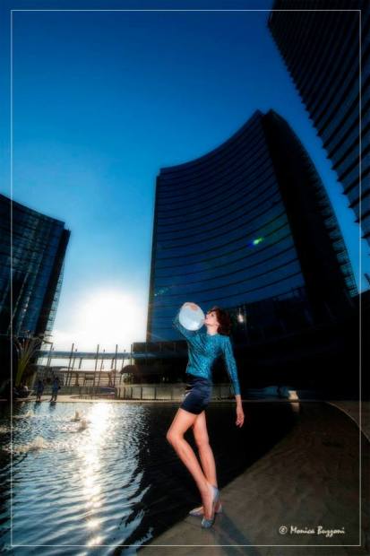 minigonna nera e blusa in lamè toni sul verde con borsa Pfister