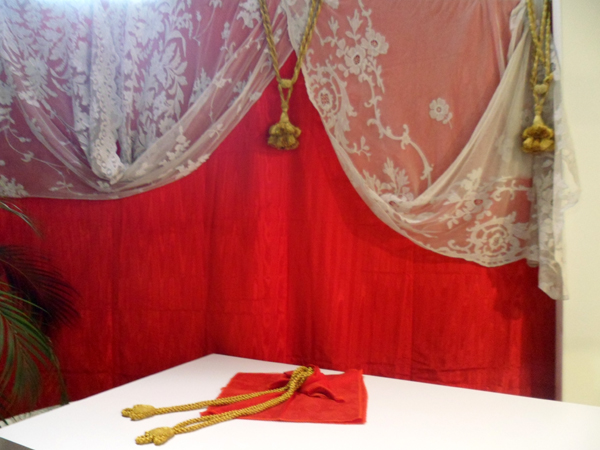 allestimento con tende in tulle -la camelia collezioni