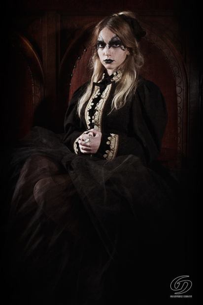 giacchina in panno nero con intarsi in broccato veneziano fine 700 - sul davanti "fiocchetti" con ricami ad ago