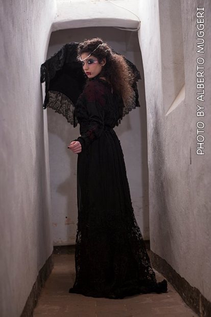 abito in pizzo macramè nero con strascico, ribordato in taffettas e tulle