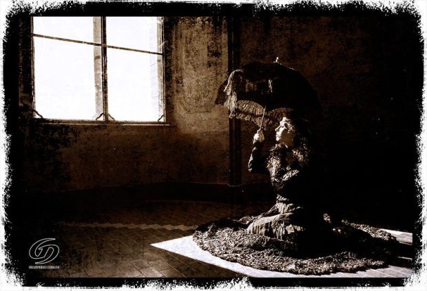 abito in pizzo macramè nero con strascico, ribordato in taffettas e tulle