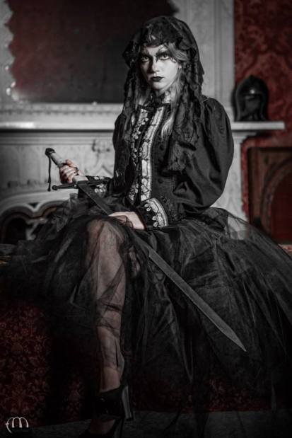 blonde in filo di seta nero - giacchina in panno nero con intarsi in broccato veneziano fine 700 - sul davanti "fiocchetti" con ricami ad ago