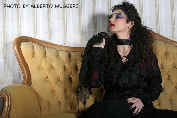 corpetto lavorato a mano a punto pittura con pizzo ad ago