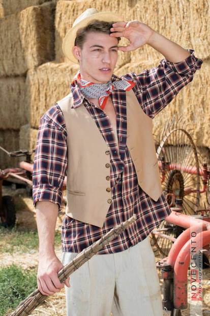 uomo country - uomo di campagna - con camicia a quadri e gilet - la camelia collezioni
