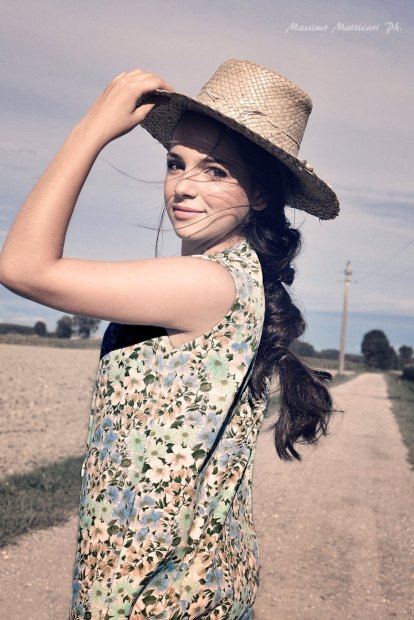 ragazze di campagna - celeste fantasia a fiori con cappello paglia