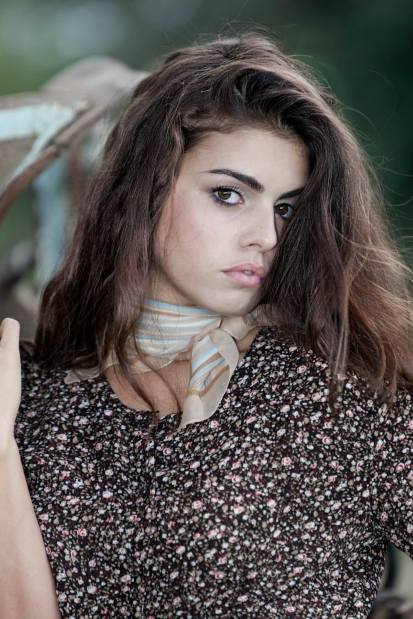 ragazze di campagna - a fiorellini maron con foulard al collo