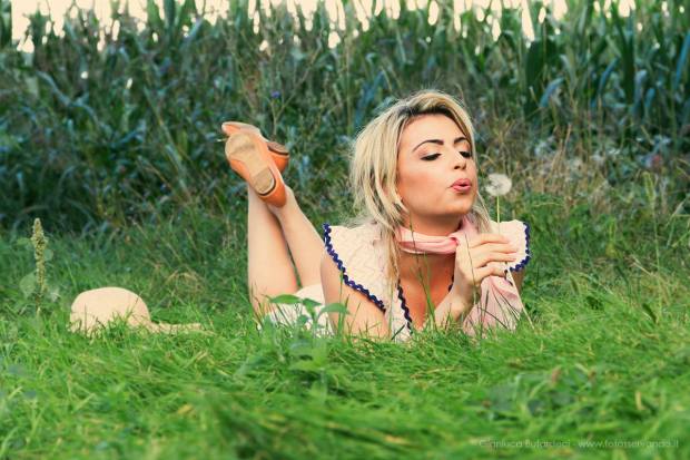 ragazze di campagna-bianco fantasia greca e foulard con cappello paglia