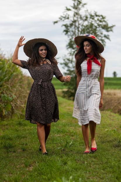ragazze di campagna - a fiorellini maron e a greca bianco