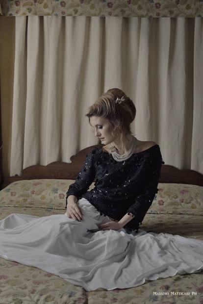 giacchina nera con jaiss e gonna in seta bianca - la camelia collezioni