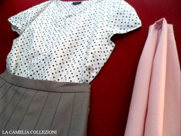 vestiti a pois - blusa smanicata a pois con gonna a pieghe grigia e sciarpina rosa - la camelia collezioni