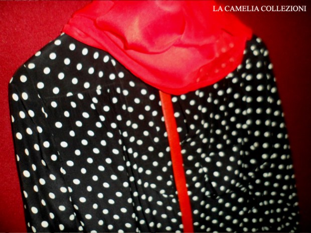 vestiti a pois - vestito in seta nero con pois bianchi taschino e foulard rosso - la camelia collezioni