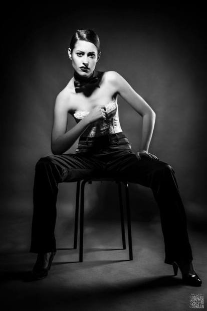 androgina-moda mascolina-panta raso nero e corpetto pizzo bianco con papillon 02- la camelia collezioni