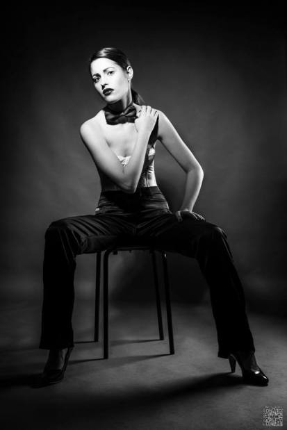 androgina-moda mascolina-panta raso nero e corpetto pizzo bianco con papillon 03 - la camelia collezioni