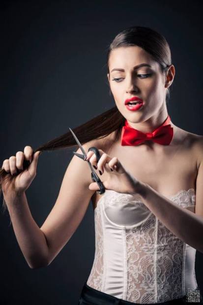 androgina-moda mascolina-panta raso nero e corpetto pizzo bianco con papillon 05- la camelia collezioni