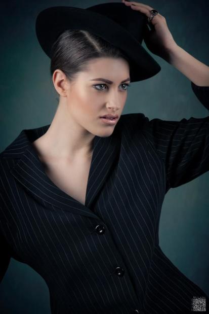 gessato femminile sottoveste bianca con cappello -moda mascolina stile mascolino- androgina- la camelia collezioni