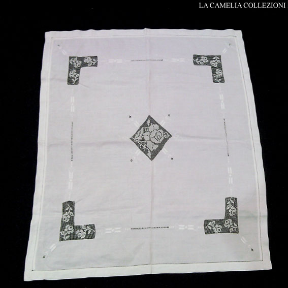 tovaglietta-copritavolo-in-lino-parcalle-ricamato-bianco-su-bianco-con-inserti-microfilet-cm-90-x-90-la-camelia-collezioni