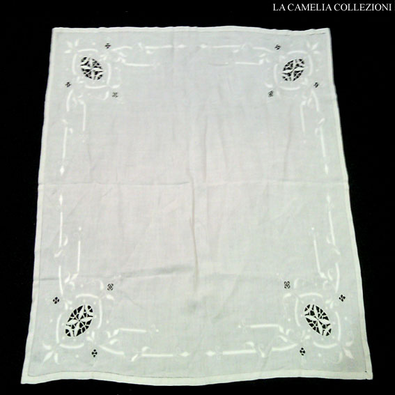 tovaglietta-copritavolo-in-lino-ricamo-punto-antico-punto-pieno-con-inserti-ad-ago-cm-90-x-90-la-camelia-collezioni