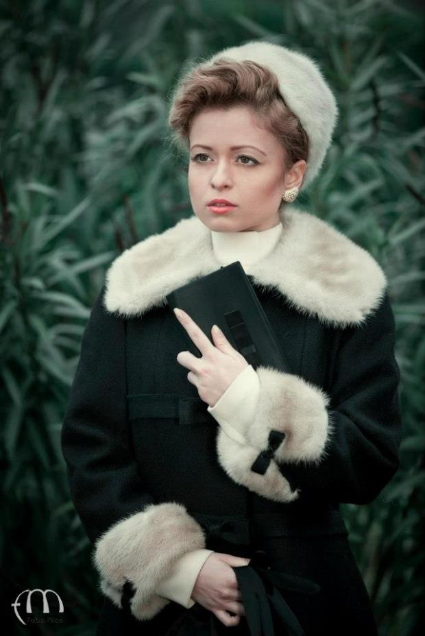 moda-anni-60-cappottino-pelliccia-e-cappello-toque-in-pelliccia-la-camelia-collezioni