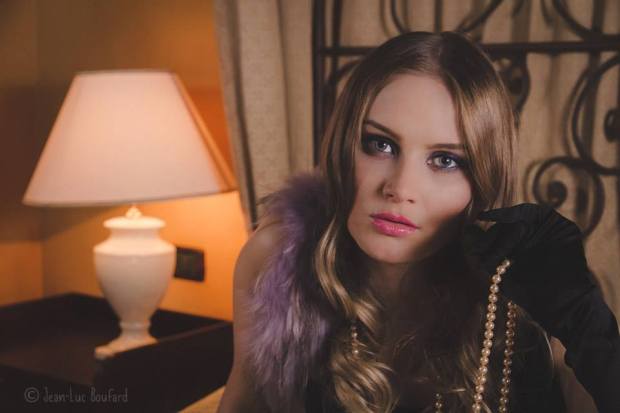 moda-retrò-collo-in-pelliccia-guanto-nero-lungo-la-camelia-collezioni