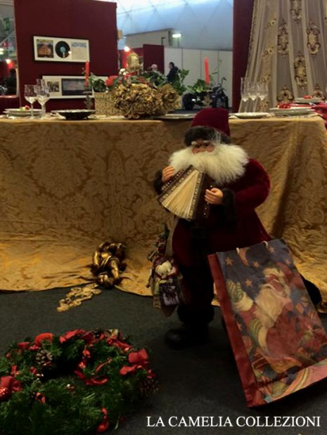 tavole natalizie - tavole imbandite - damasco oro con babbo natale e ghirlanda - la camelia collezioni