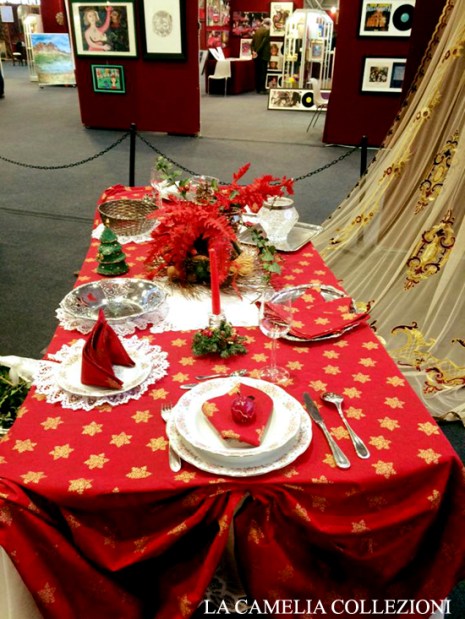 tavole natalizie - tavole imbandite - tovaglia rossa stelle oro - la camelia collezioni