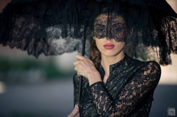 ombrellino- parasole -in- pizzo -chantilly -nero - manico- avorio - la- camelia- collezioni