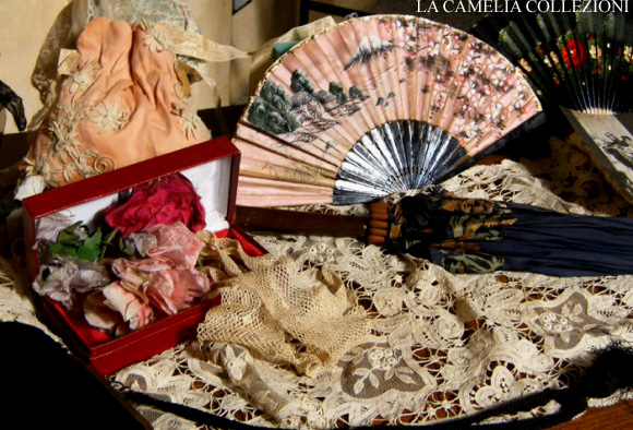 ventagli, guantini di rete e fiori di seta - la camelia collezioni