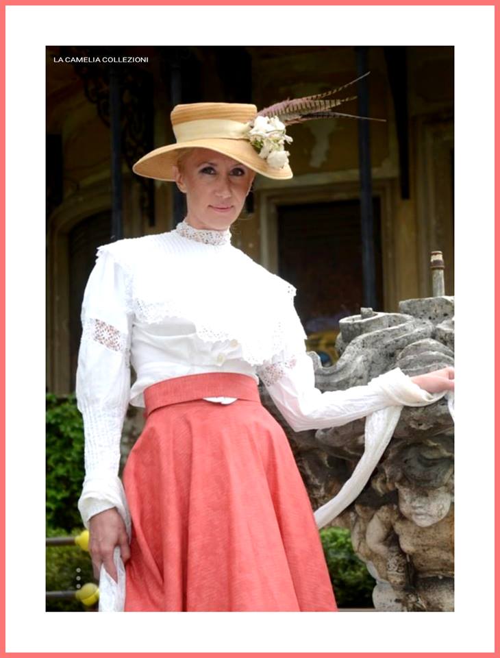 belle epoque - Gonna lunga color corallo, camicia con bordi e inserti in pizzo macramè, cappello - la camelia collezioni