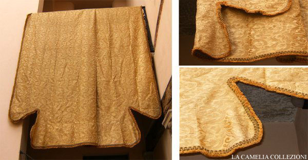 Copriletto in broccato veneziano Ottimo stato di conservazione Provenienza : nobiltà veneziana Periodo: 1880 Misure : mt. 290 x 3,05 Colore oro Interamente cucito a mano e sagomato Bordato in passamaneria piatta