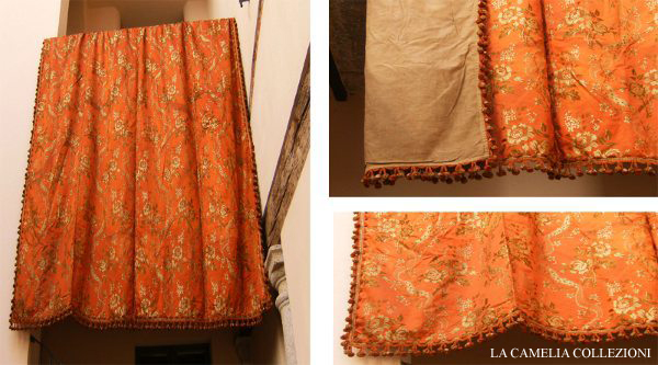 ottimo stato di conservazione Origine : veneziano Tessuto : Lampasso Periodo 1850 Completamente cucito a mano L'interno è foderato di panno color biscotto Misure mt. 2,80 x 2,90 Colore vermiglio Lavorazione floreale Completamente cordonati nel perimetro da Passamaneria a ciuffetti Possibilità di acquisto di copriletto in pendant misure mt. 290 x 2.90- descrizione pari alla mantovana -