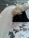 acconciatura da sposa a coroncina con petali in chiffon e ciuffi in piume con tulle lunghezza mt. 4 su abito in bizzo chantilly (particolare)  – la camelia&nbsp;collezioni