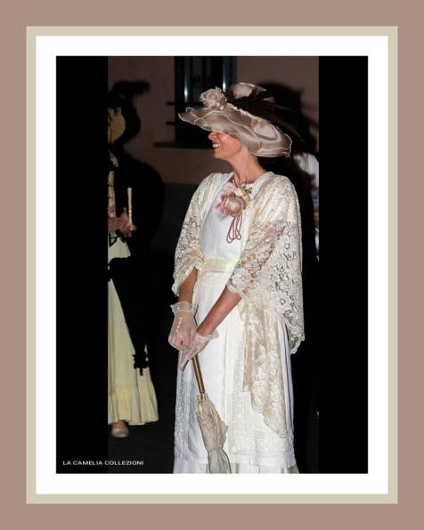 belle epoque - Abito composto panna con cappello chiffon rosa antico, stola in pizzo chantilly e accessori - la camelia collezioni