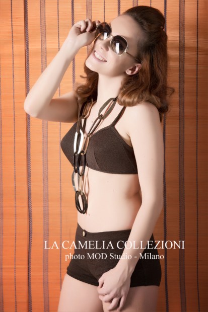 costume da bagno due pezzi color caffe con occhiale da sole e collana - la camelia collezioni