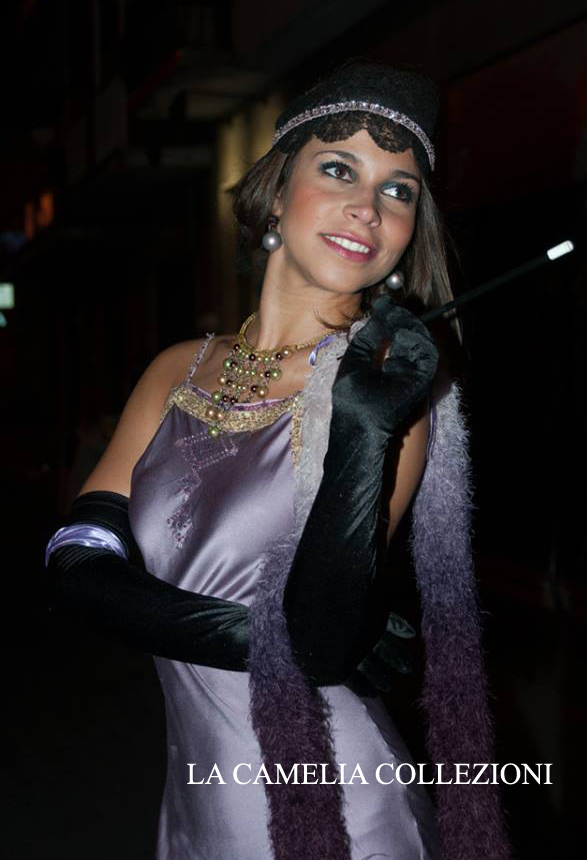 vestiti- anni -20 -30 - vestito lilla e applicazioni con strass & accessori - la camelia collezioni