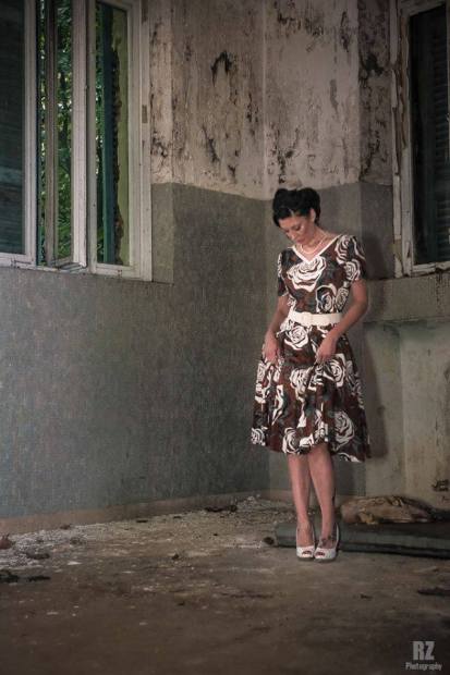 vestito anni 50 a fiori tono caffè e sottogonna - la camelia collezioni